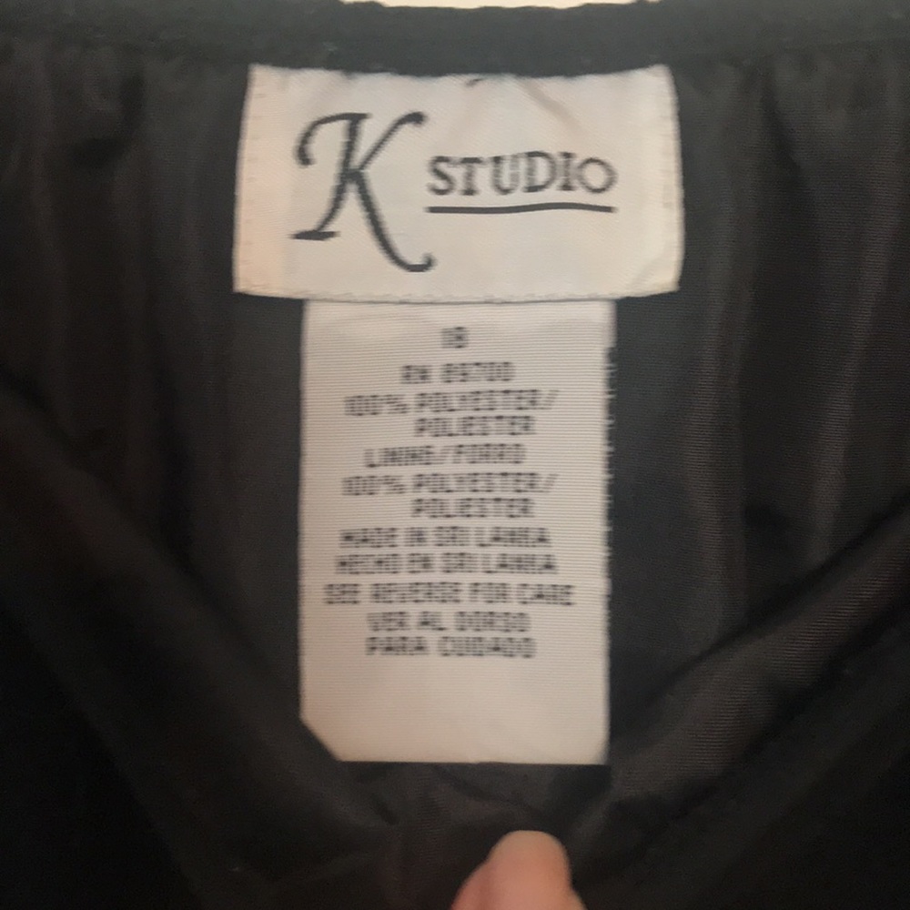 Black 🖤 Ladies skirt. Elastic waist, ruffle hem. - Picture 3 of 4